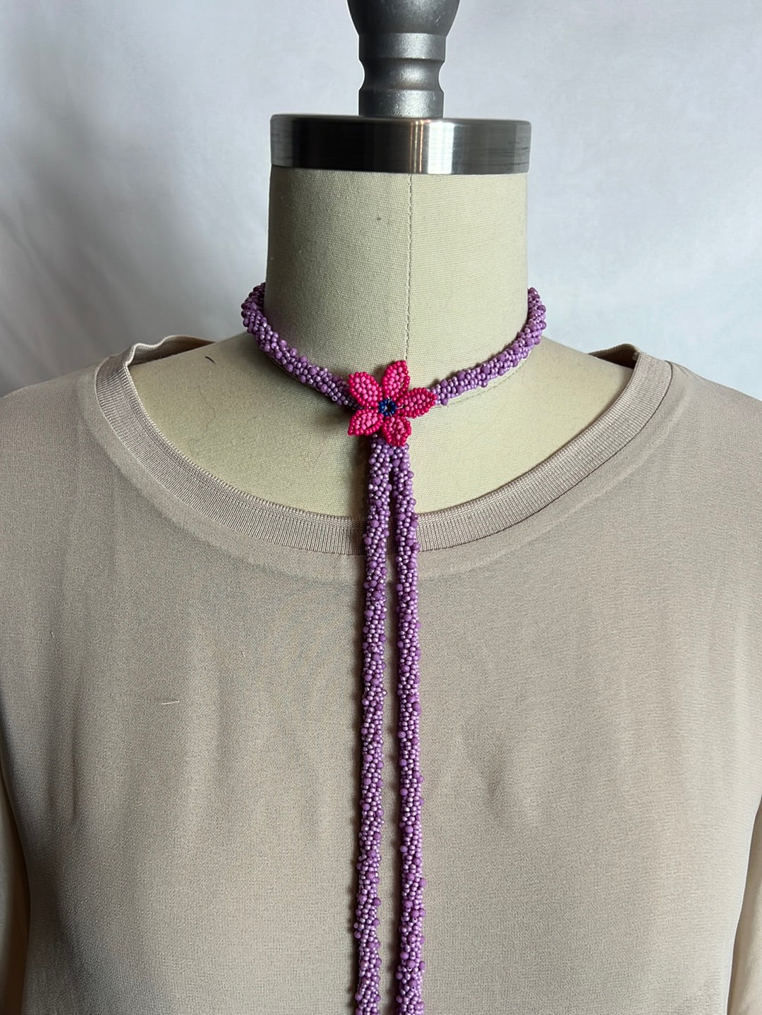 OTRAS. Collar estilo chocker cuentas moradas y rosas