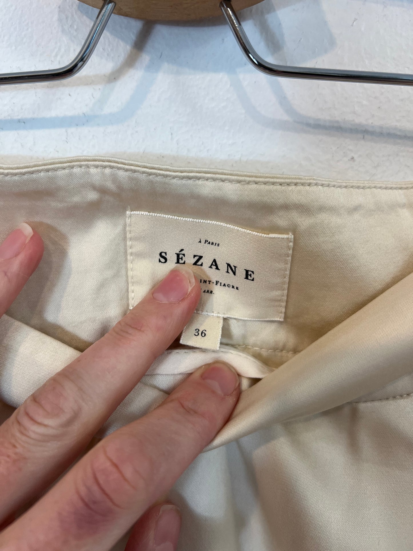 SEZANE. Pantalón beige fluido T.36