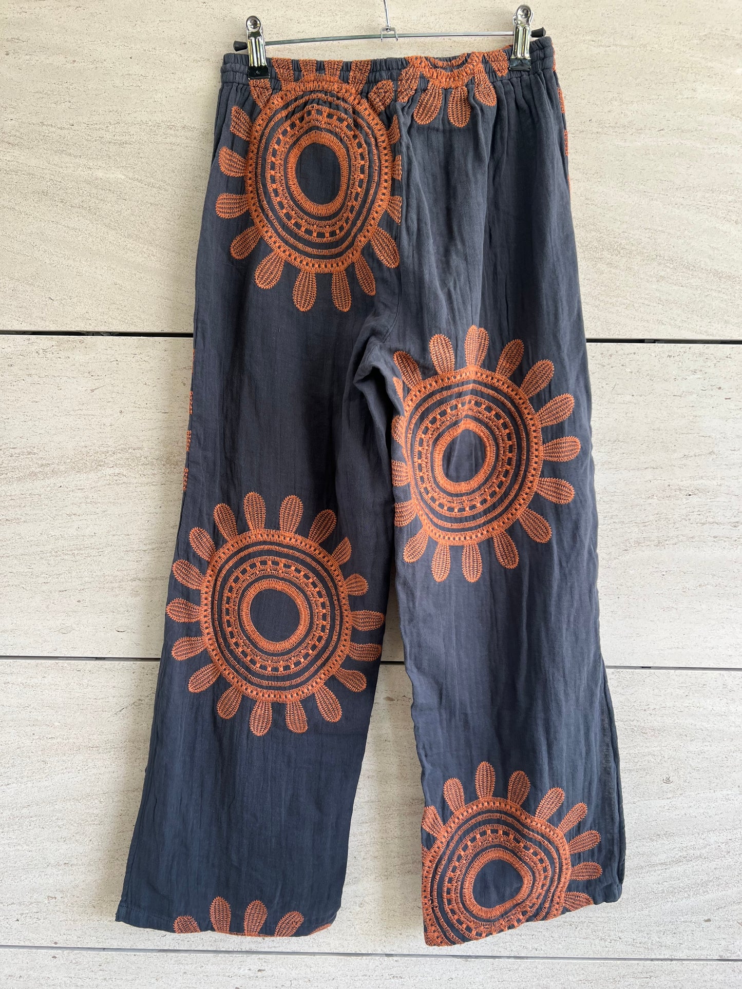 NOCOLÍ. Embroidered grey trousers size 34