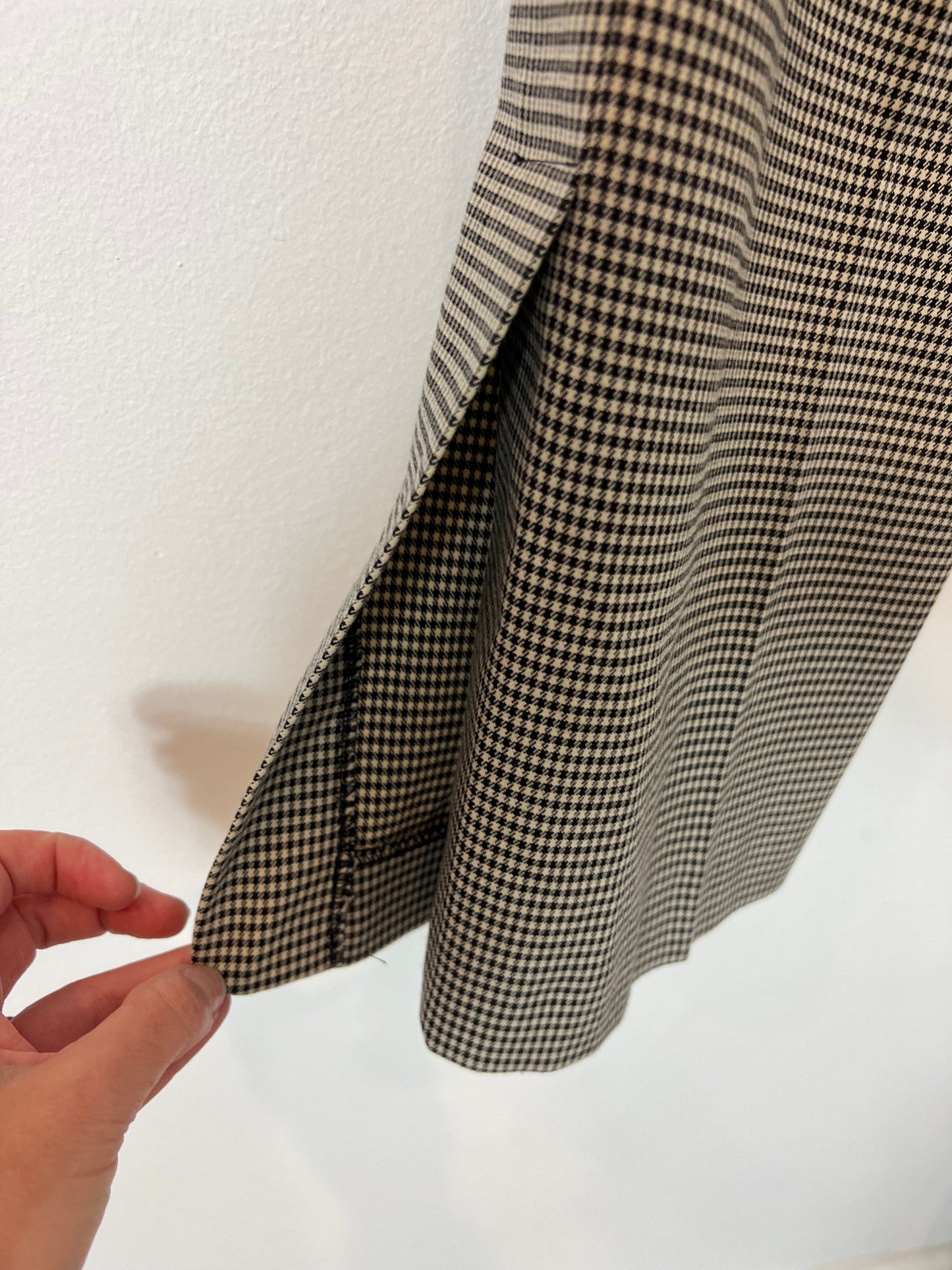 ZARA. Pantalón de cuadros beige y negro T.m