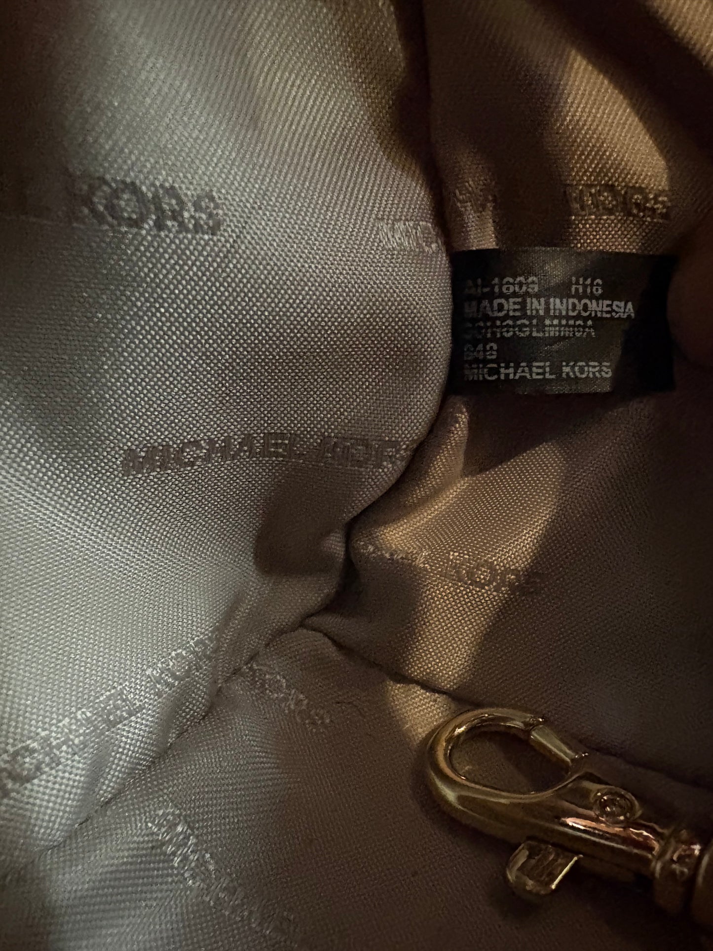 MICHALE KORS. Bolso burdeos vinilo