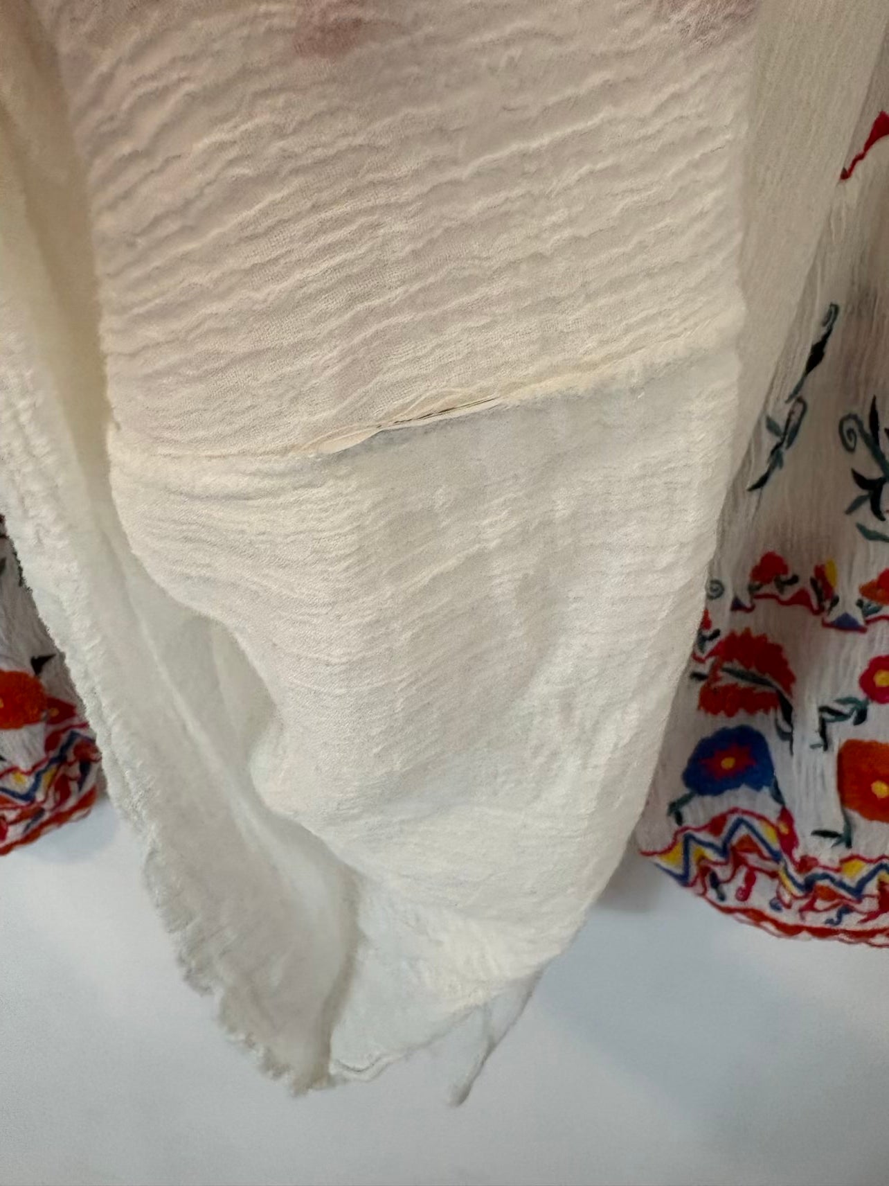 ZARA. Blusa blanca bordados colores