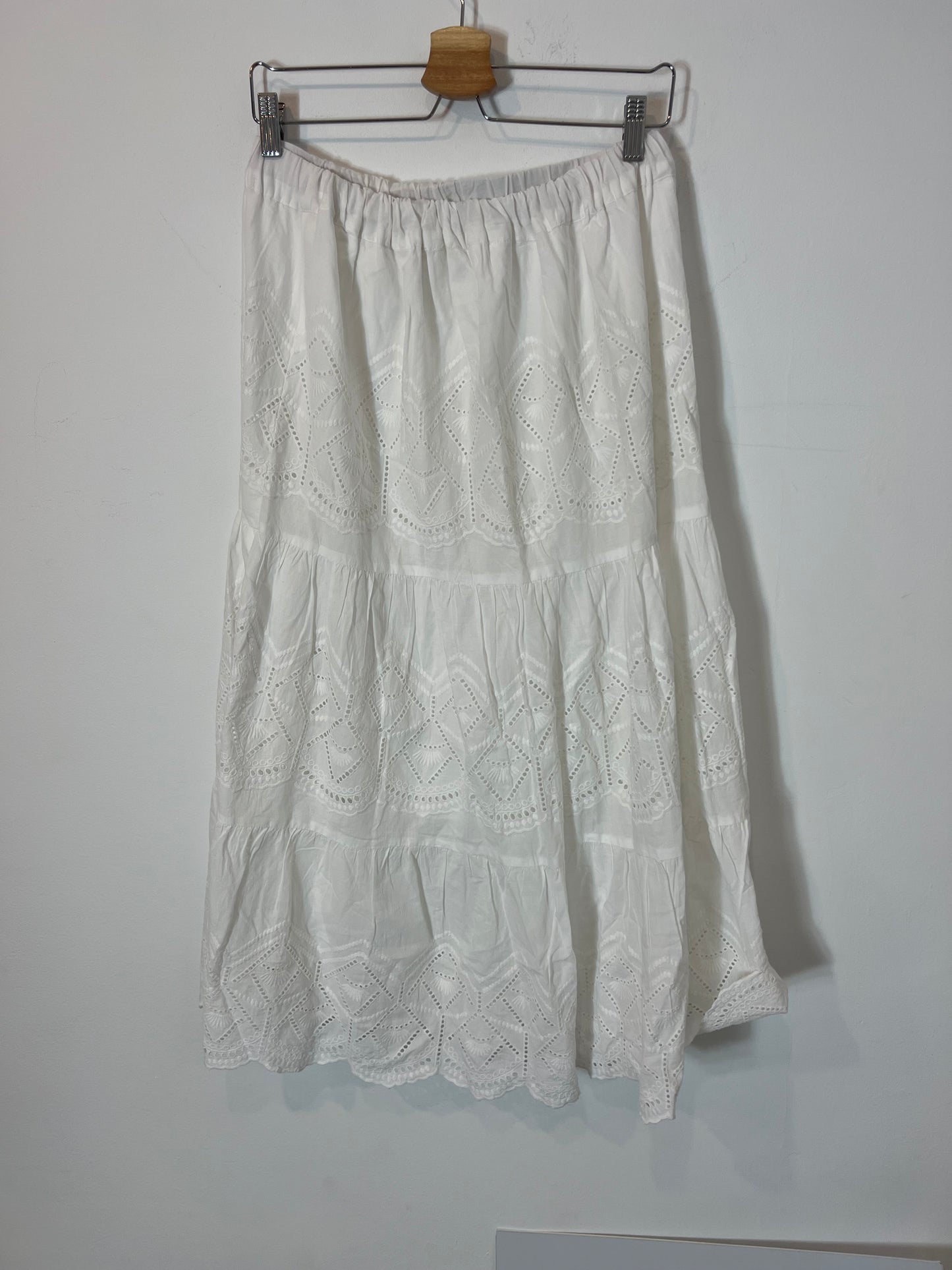 SOUTHERN COTTON. Falda midi blanca troquelada T.s
