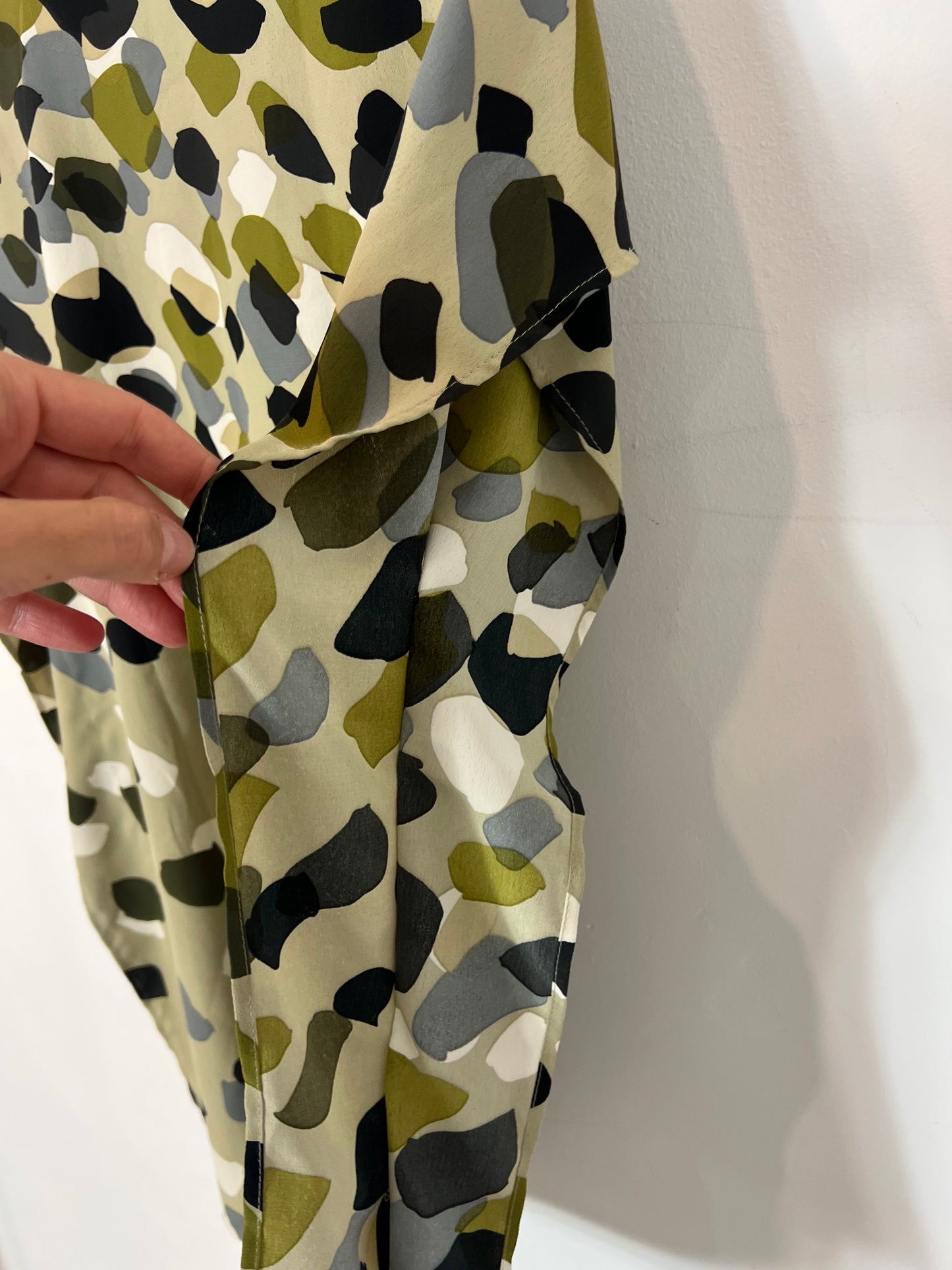 MANGO. Flowy green blouse. TS