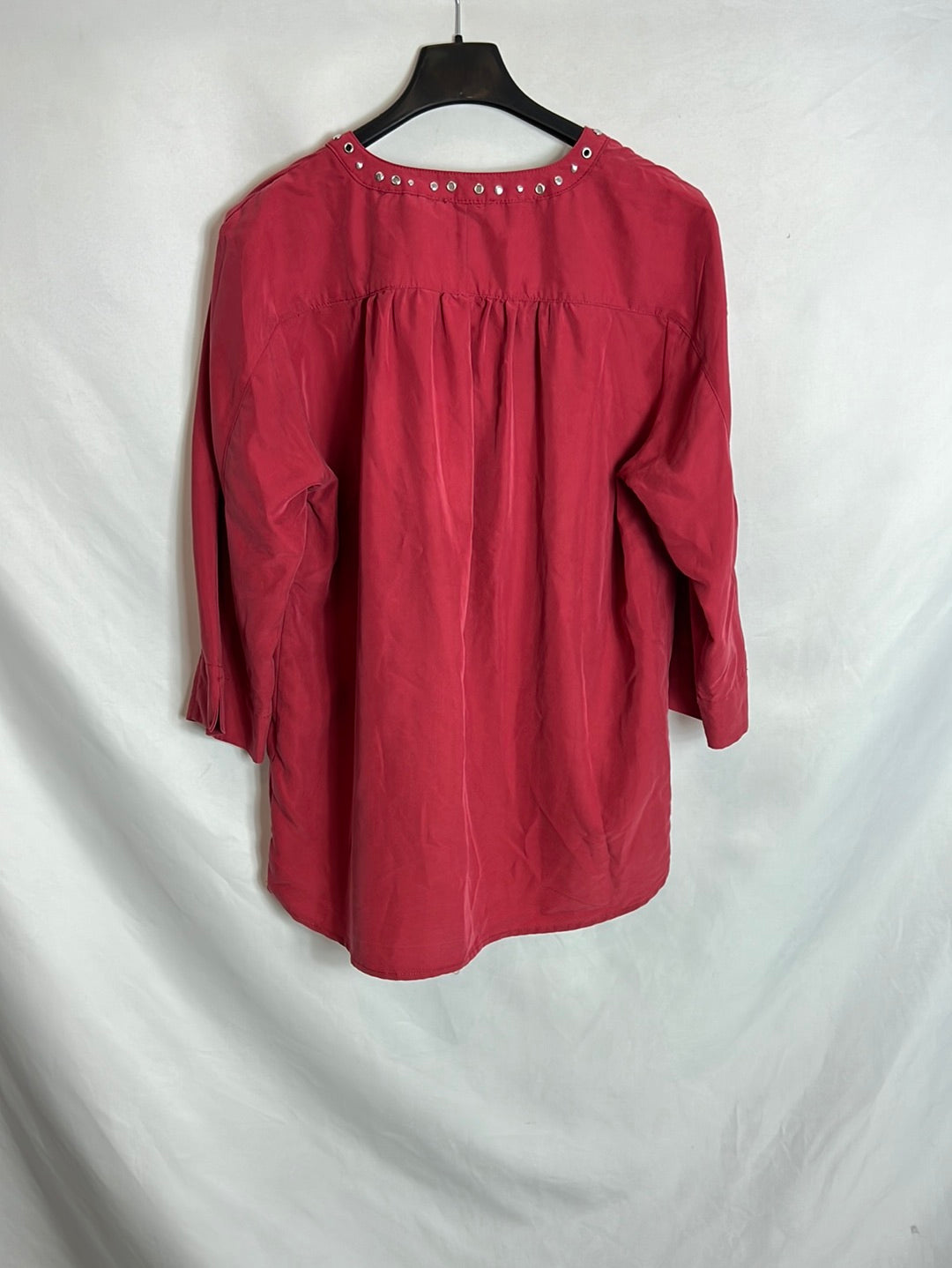 SALSA. Blusa roja detalle tachuelas. T S
