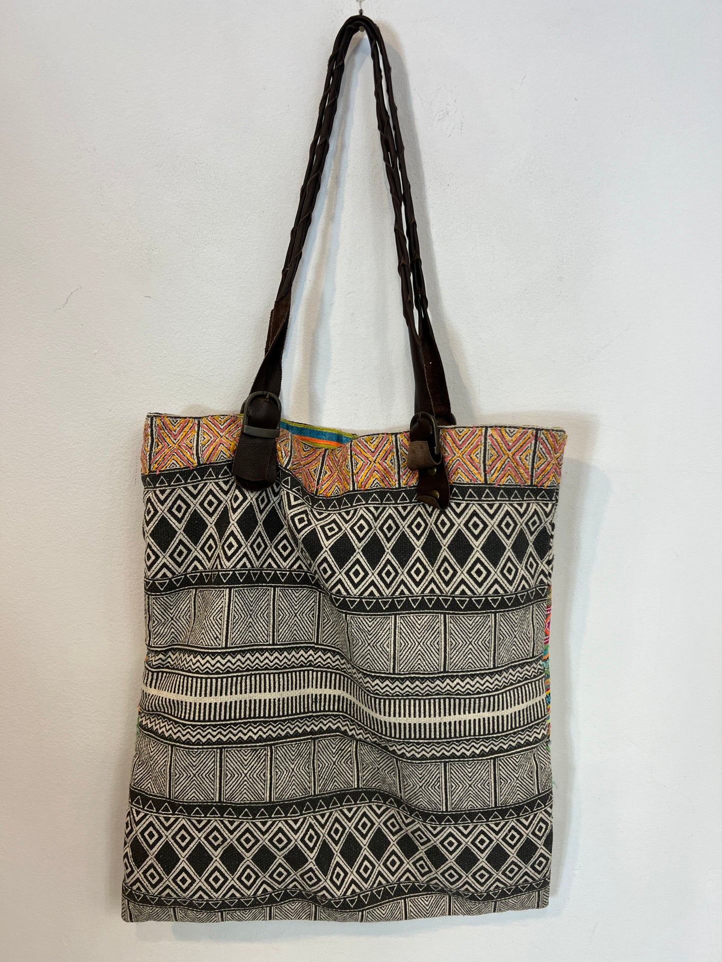 STAR MELA. Textures and colors bag