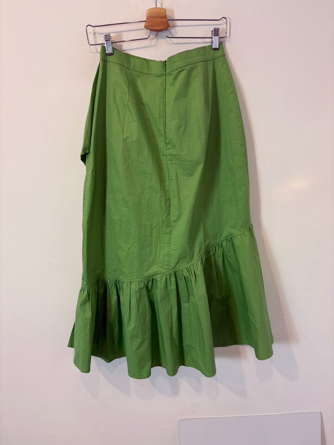 GLAMOROUS Tall. Falda larga asimétrica volante