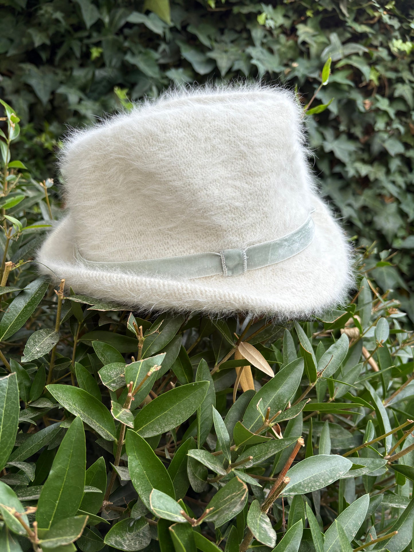 KATIA SERAFINI. Sombrero angora con terciopelo