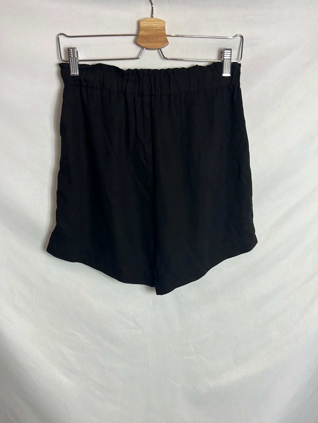 NAËLLE. Flowing black Bermuda shorts. T.S.