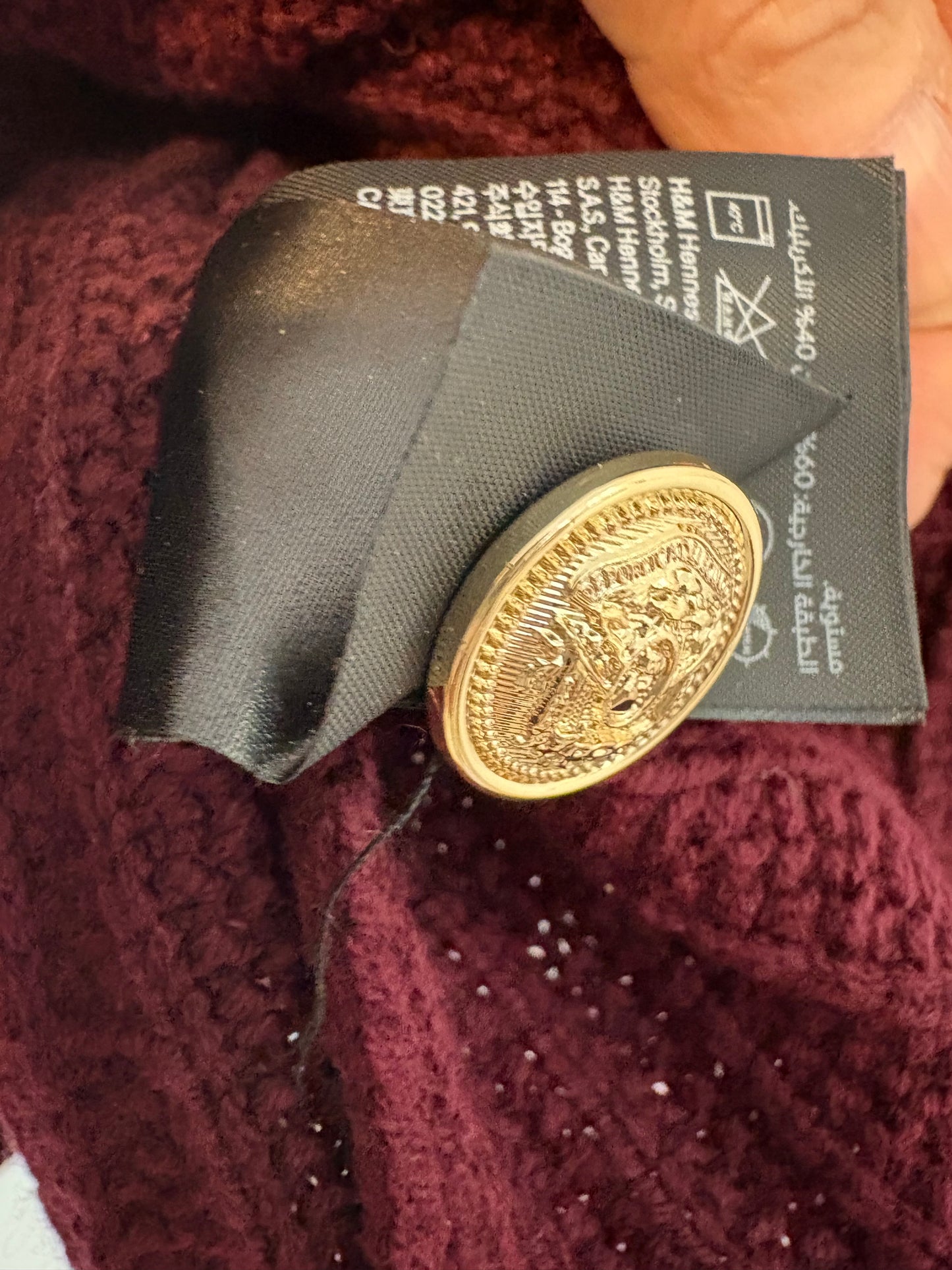 H&M. Chaqueta punto burdeos botones dorados