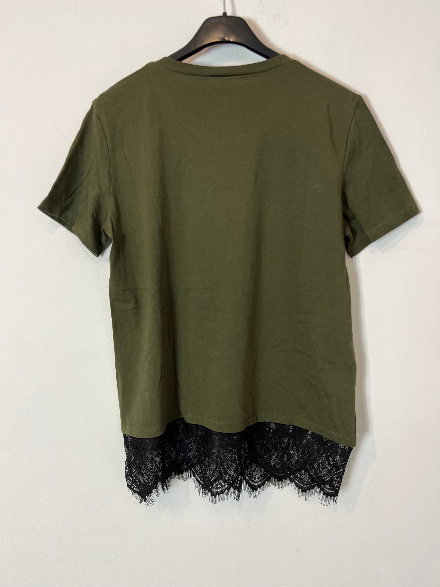 ZARA. Camiseta verde detalle encaje. T M