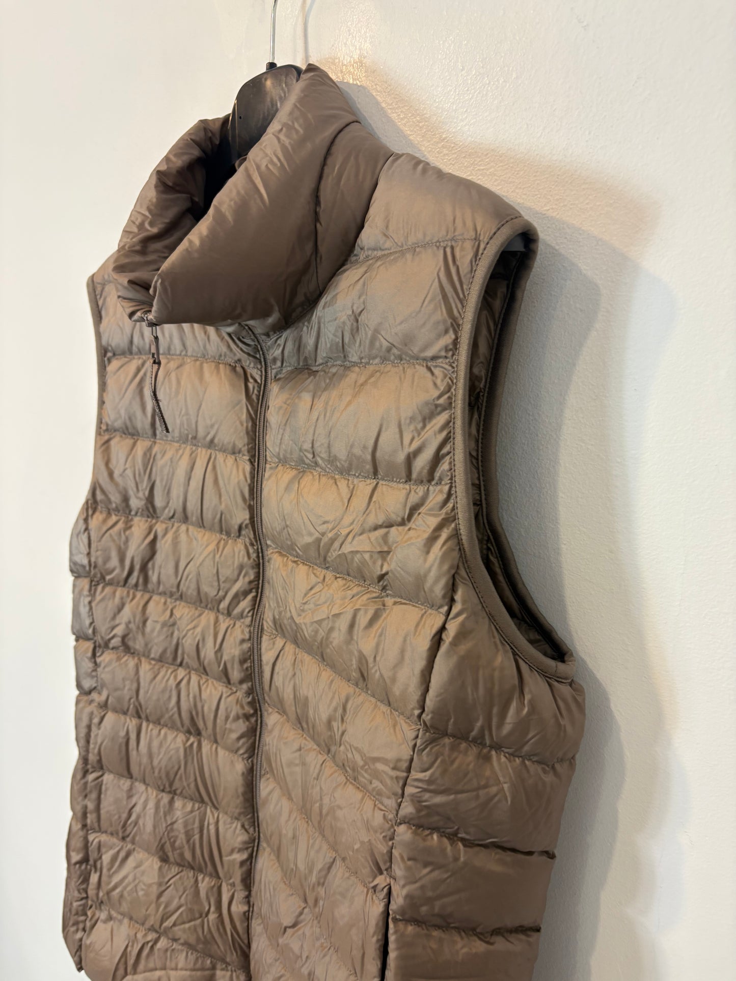 UNIQLO. Plumas sin mangas ligero marrón claro