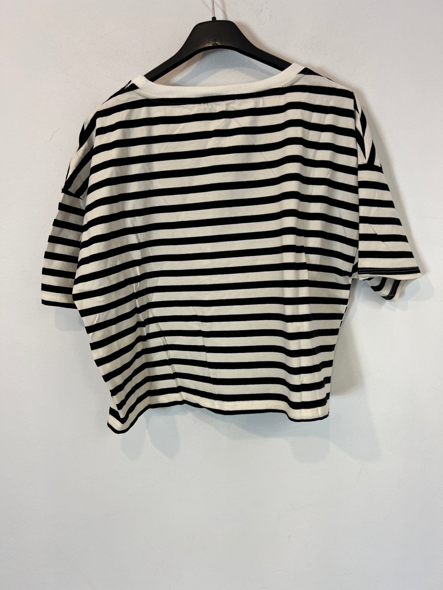 PULL&BEAR. Camiseta rayas letras verdes. T XL