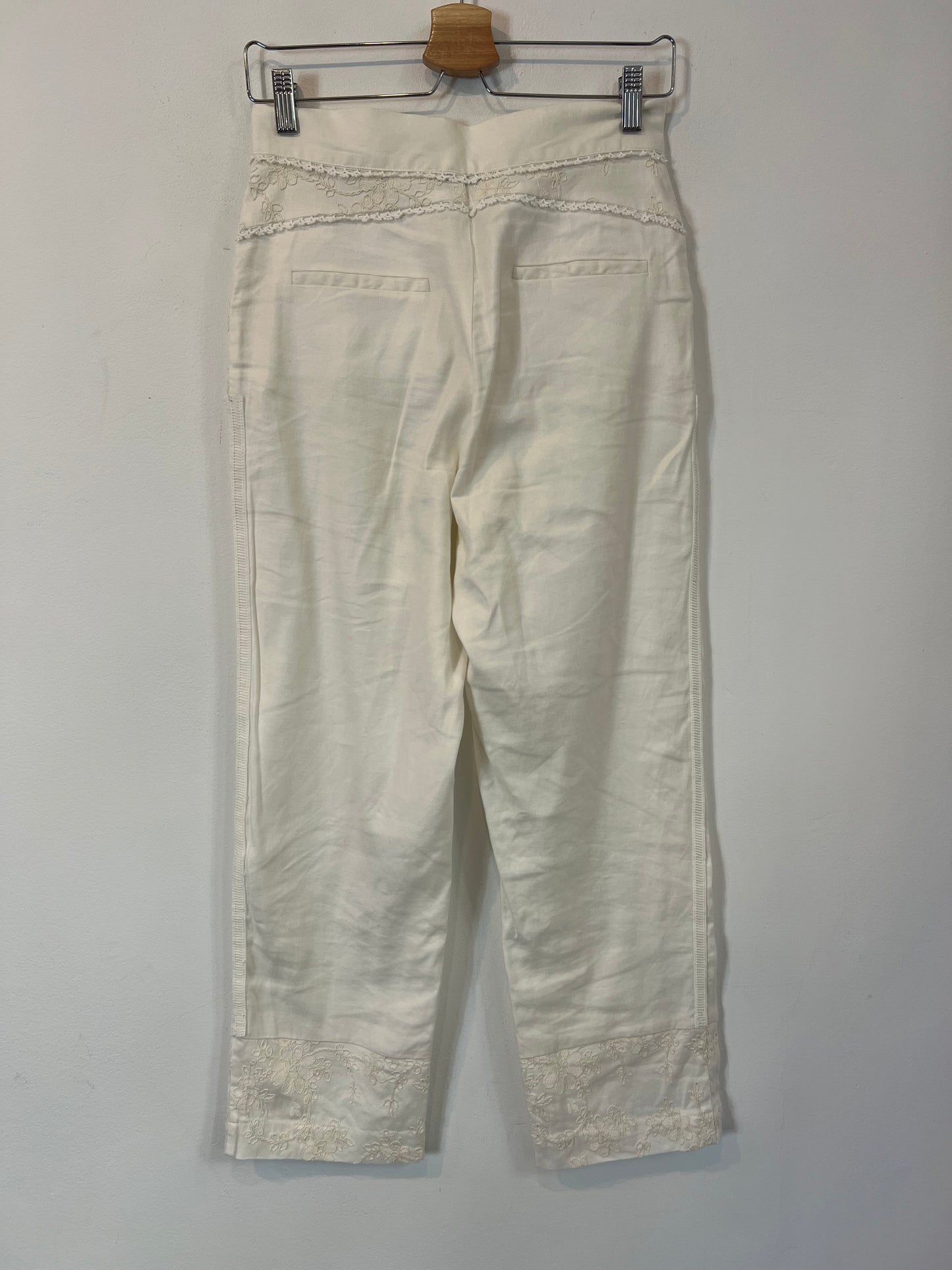 PEDRO DEL HIERRO. Pantalón blanco bordado T.36