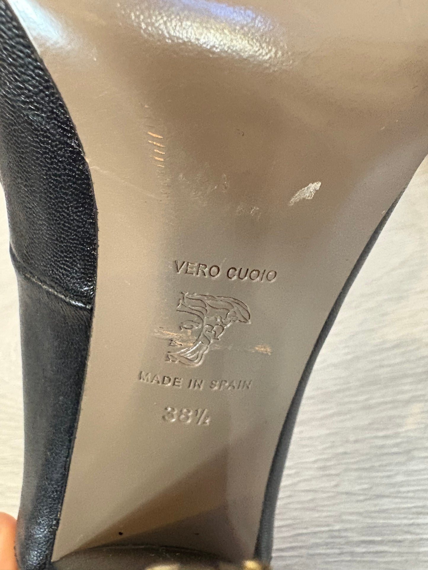 VERSACE. Zapatos negros tacón