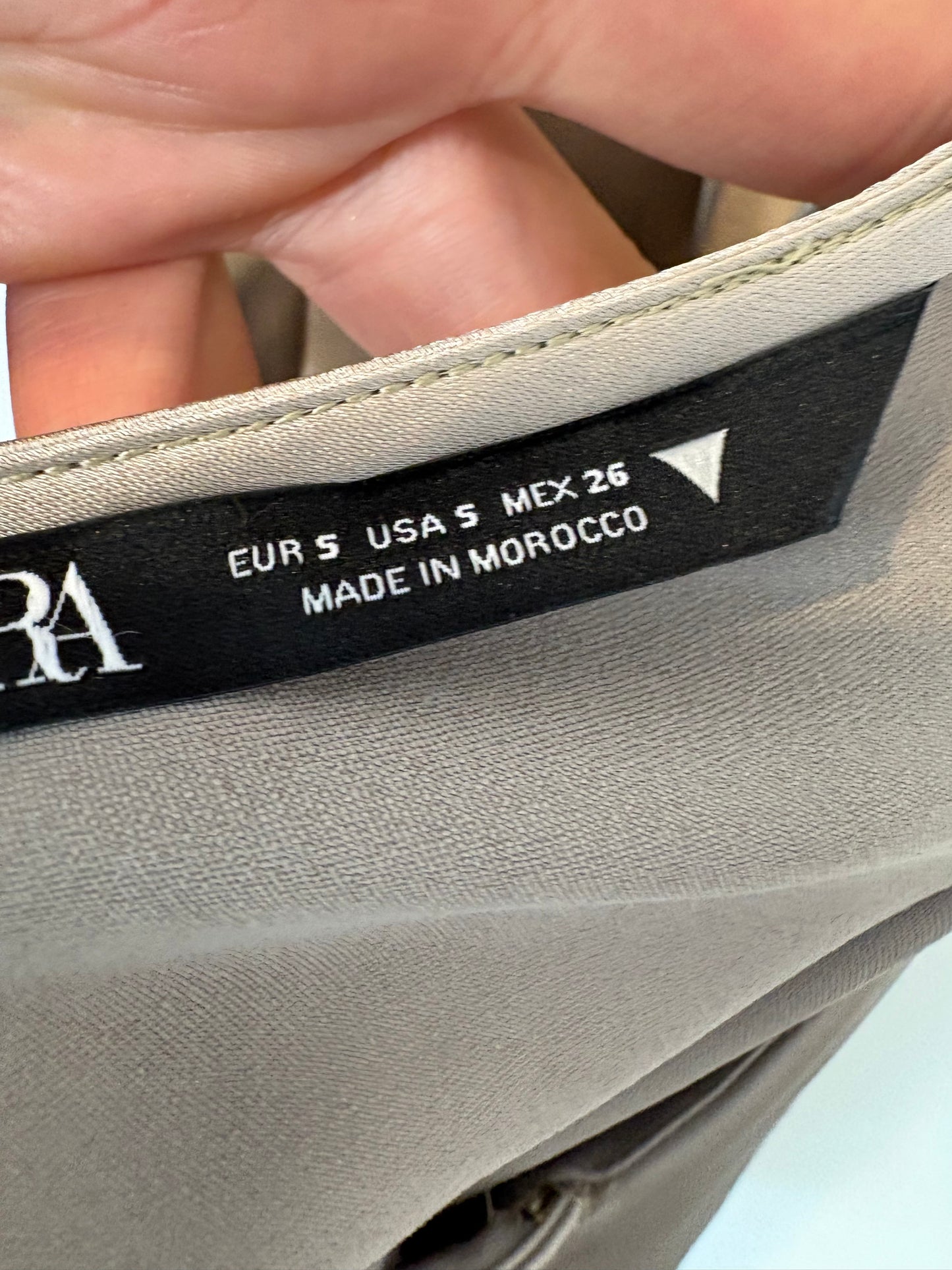 ZARA . Top satinado gris perla