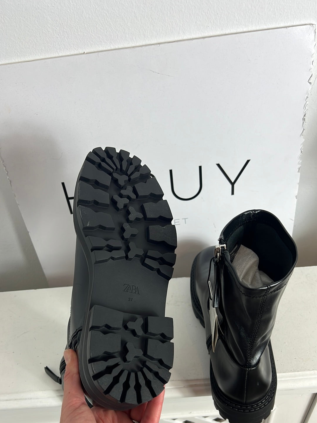 ZARA. Botones negro plataforma . T38