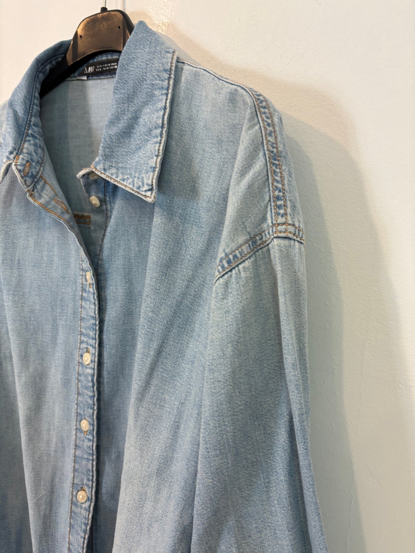 ZARA. Camisa denim. T M