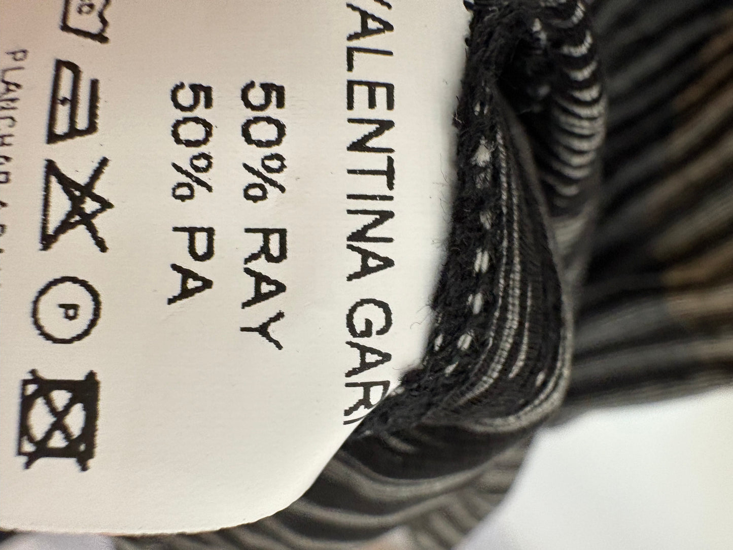 VALENTINA GARI. Vestido negro textura