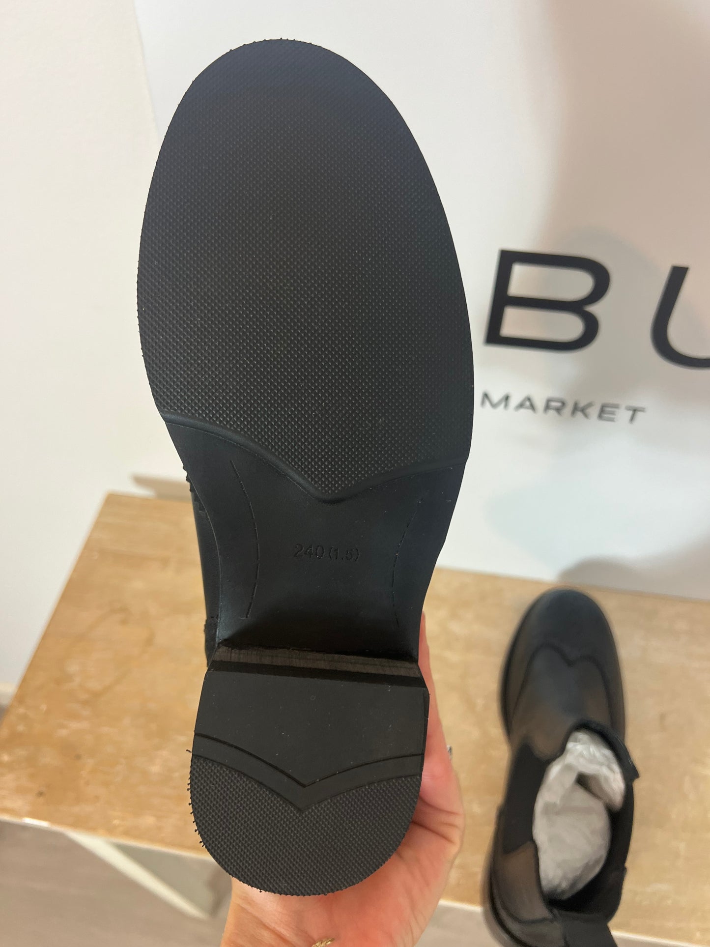 OTRAS. Botines negros detalles troquelados T.38