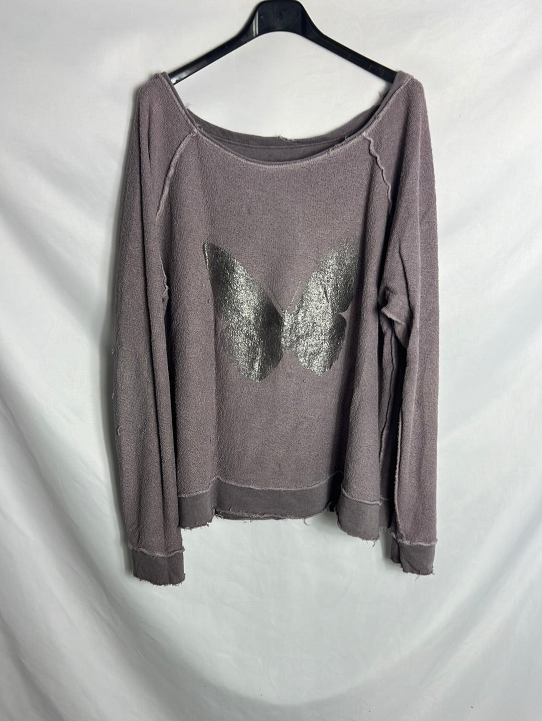 THE HIP TEE. Reversible purple sweatshirt. TL