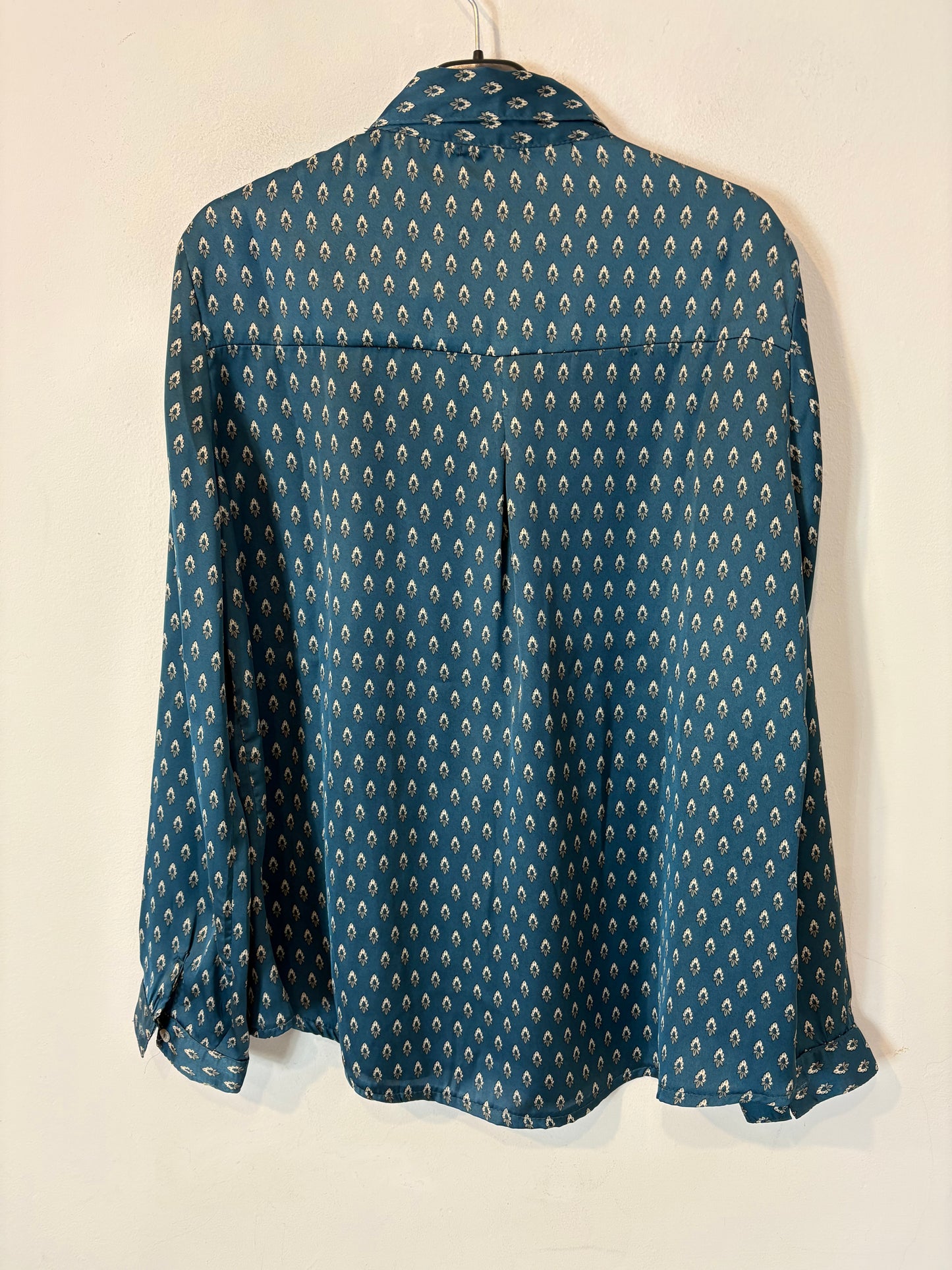 NOON. Blusa satinada azul estampada