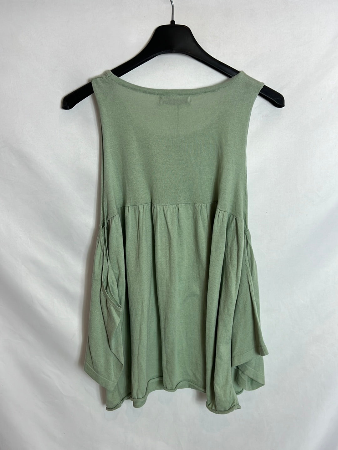 ZARA. Green knit top with asymmetrical sleeves. TS