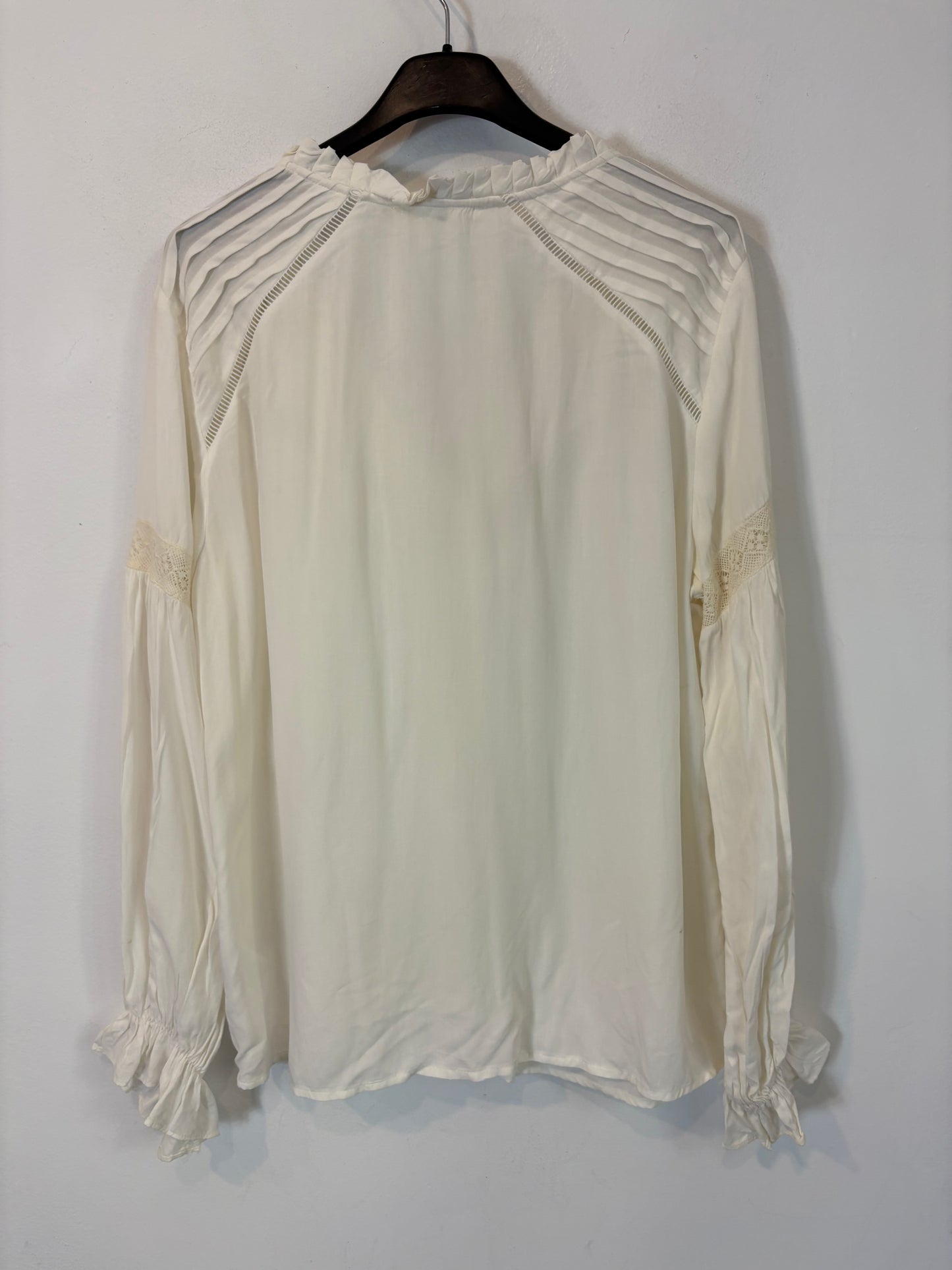 BLUE STREAK. Blusa blanca plisados. T M