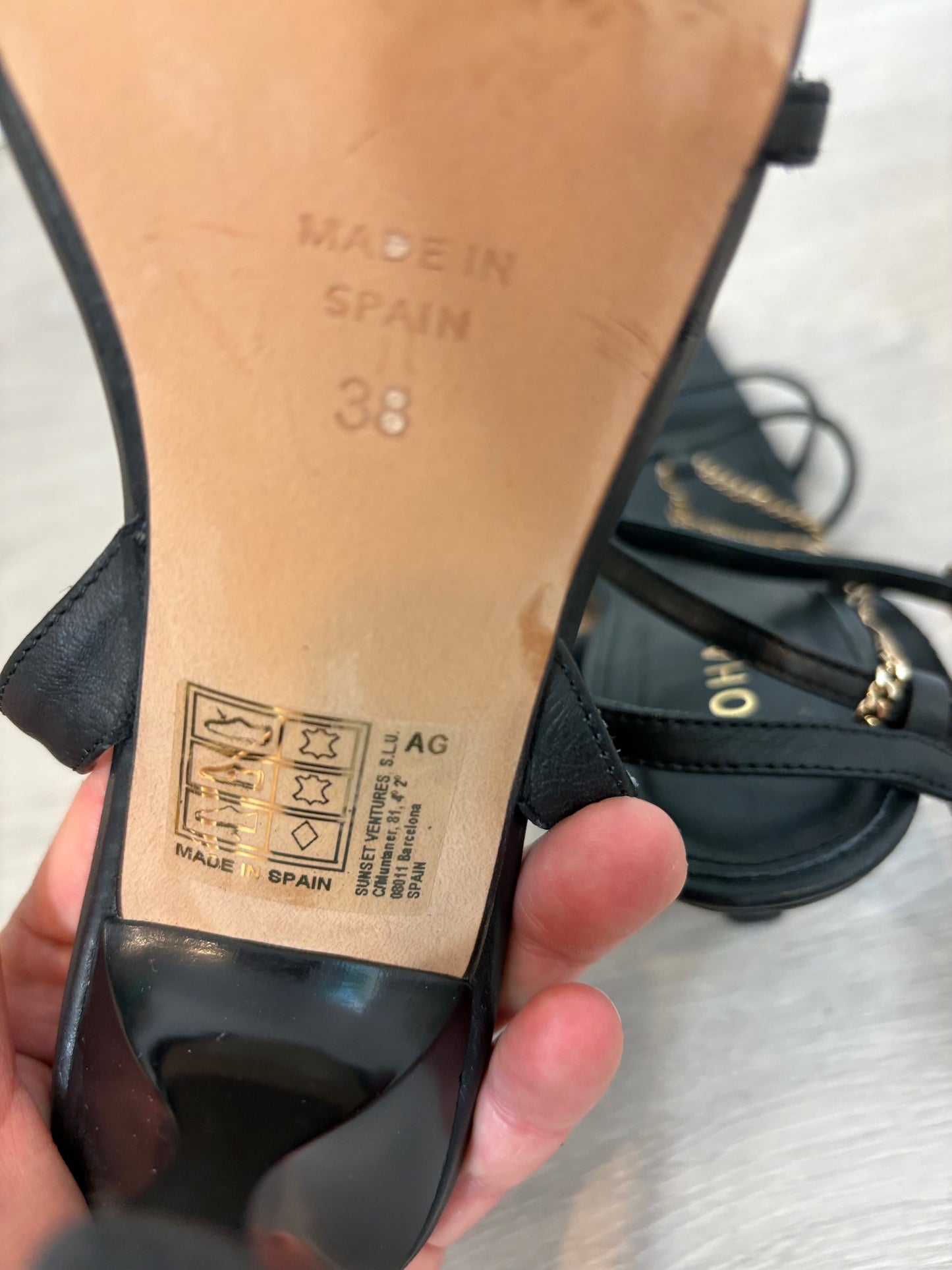 ALOHAS. Sandalia tiras piel y cadena dorada. T 38