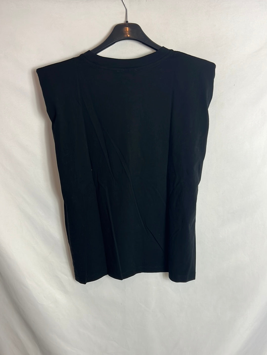 ZARA. Camiseta negra hombreras. T M