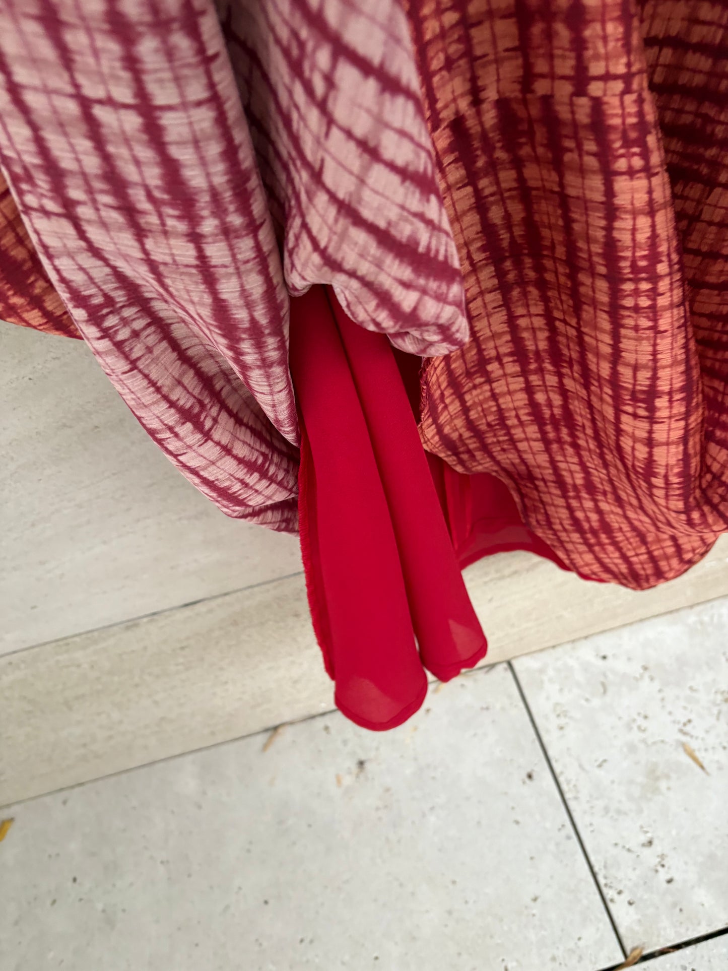 VOGANA. Vestido largo estampado hombreras