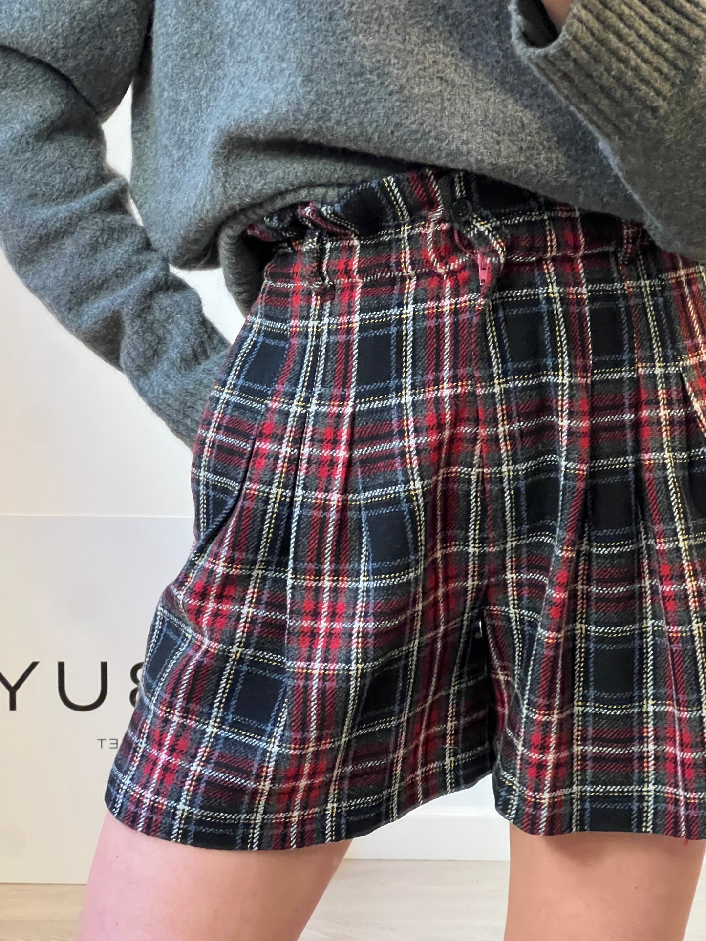 COOSY. Pantalones cortos cuadros.