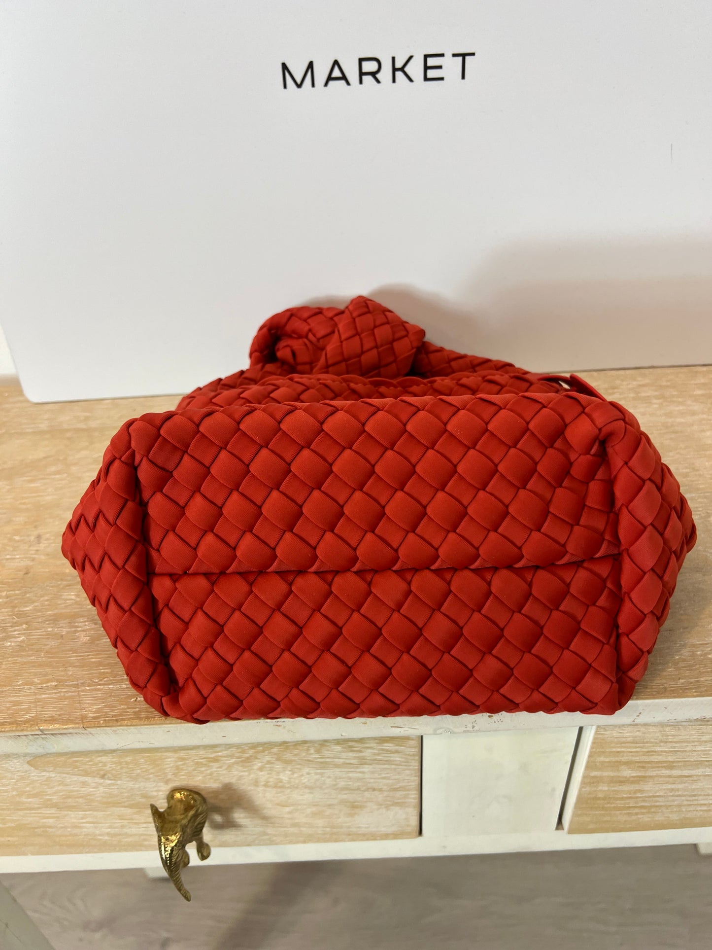 VANYLU. Bolso clutch trenzado rojizo