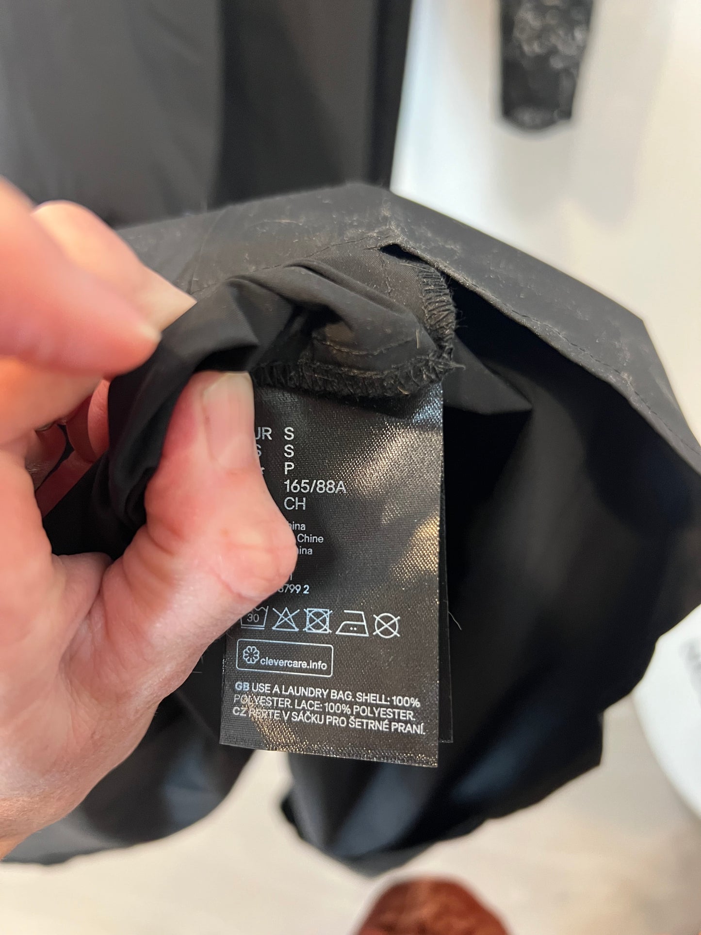 H&M. Vestido largo negro con encaje