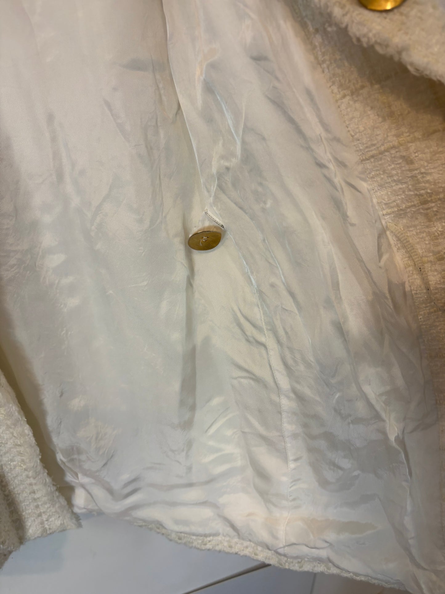 ZARA. Chaqueta tweed blanca