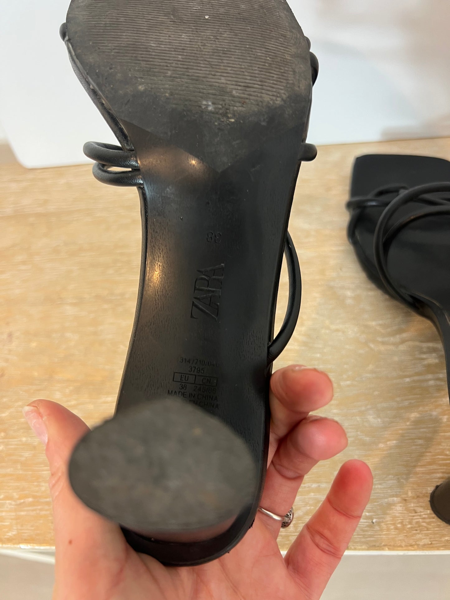 ZARA. Sandalia tiras negras T.38