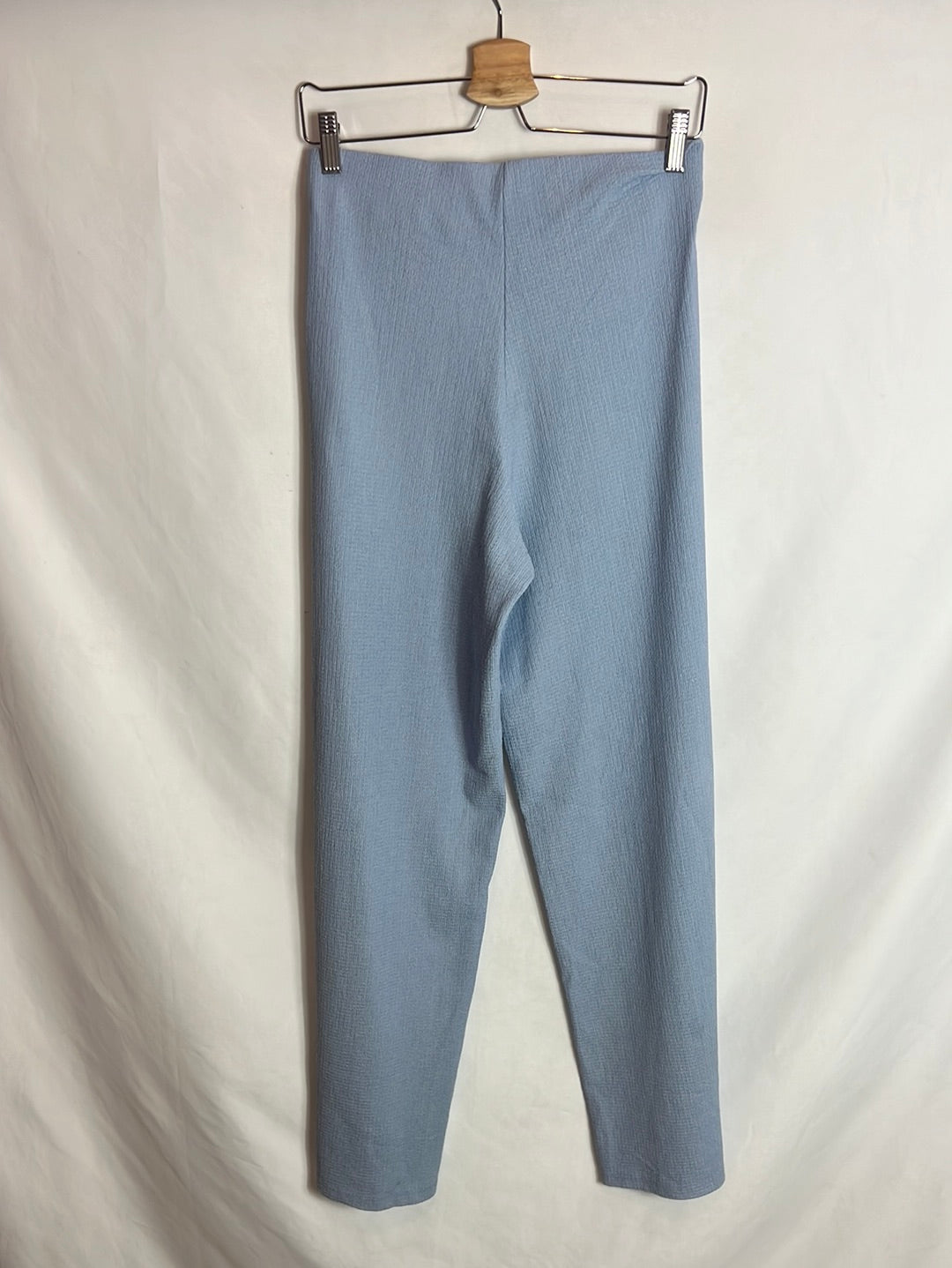 BERSHKA. Pantalón azul fluido efecto pareo. T M