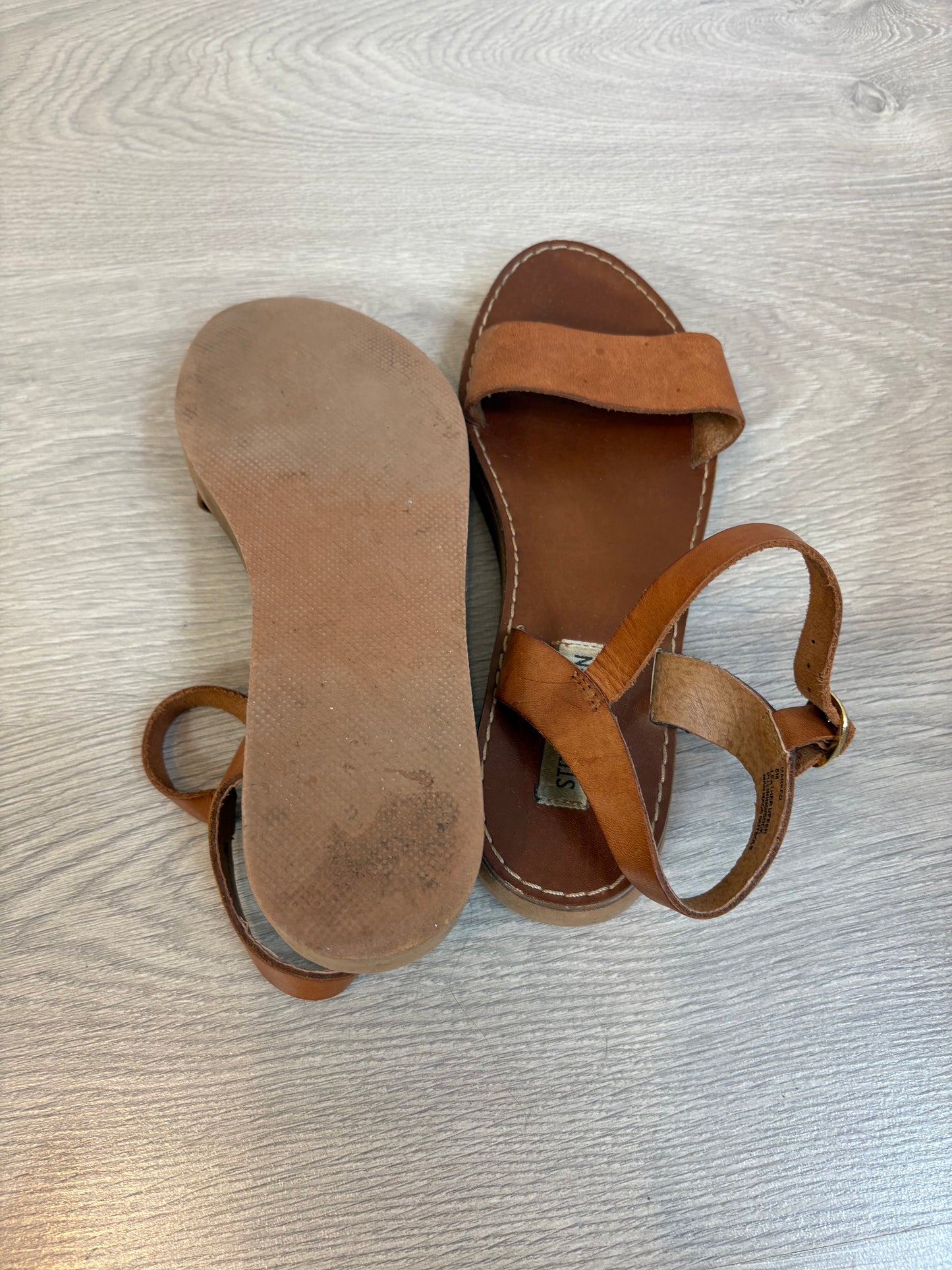 STEVE MADDEN. Sandalia marrón piel