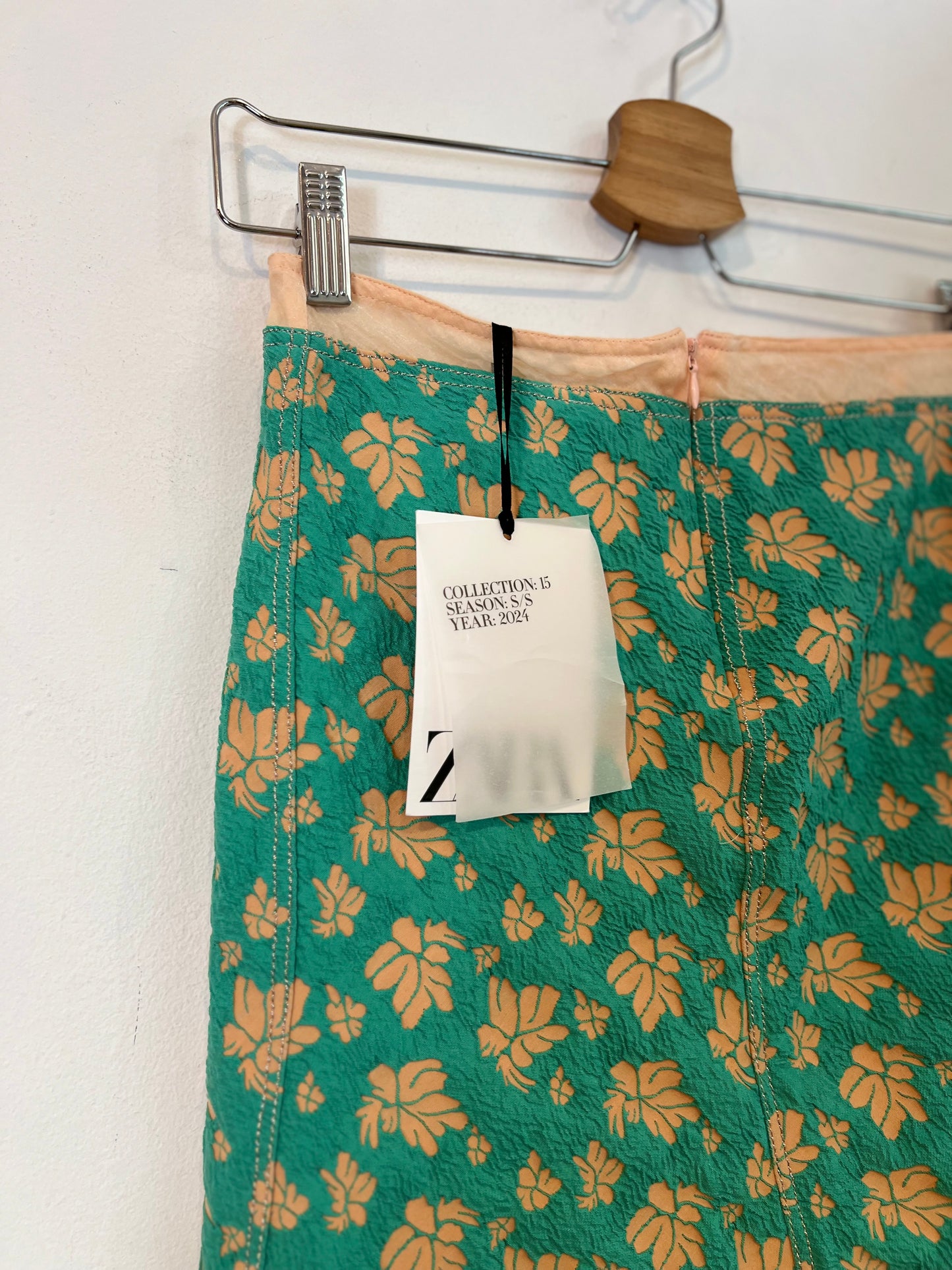 ZARA. falda verde hojas doble textura T.xs