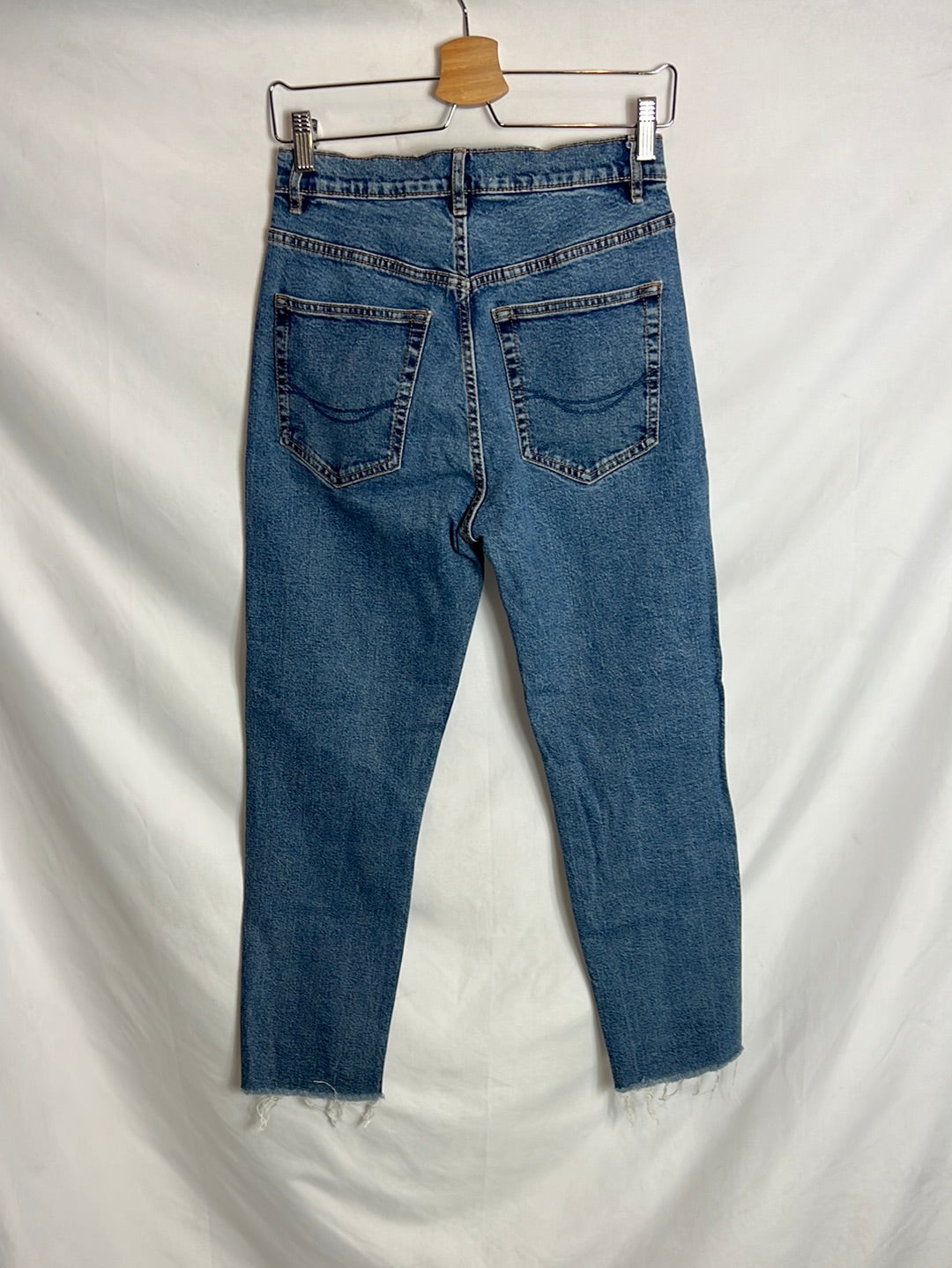 OTRAS. Denim estilo mom fit flecos. T 36