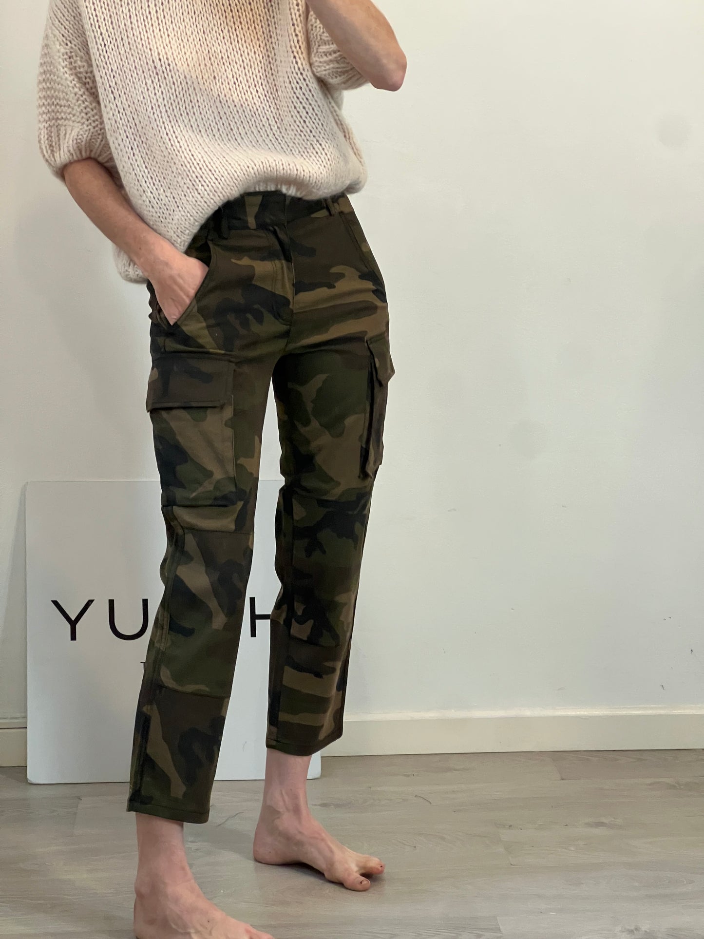 MAJE. Pantalón camuflaje bolsillos