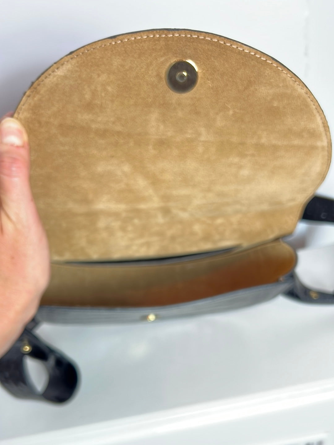 LEANDRA. Bolso negro piel troquelada