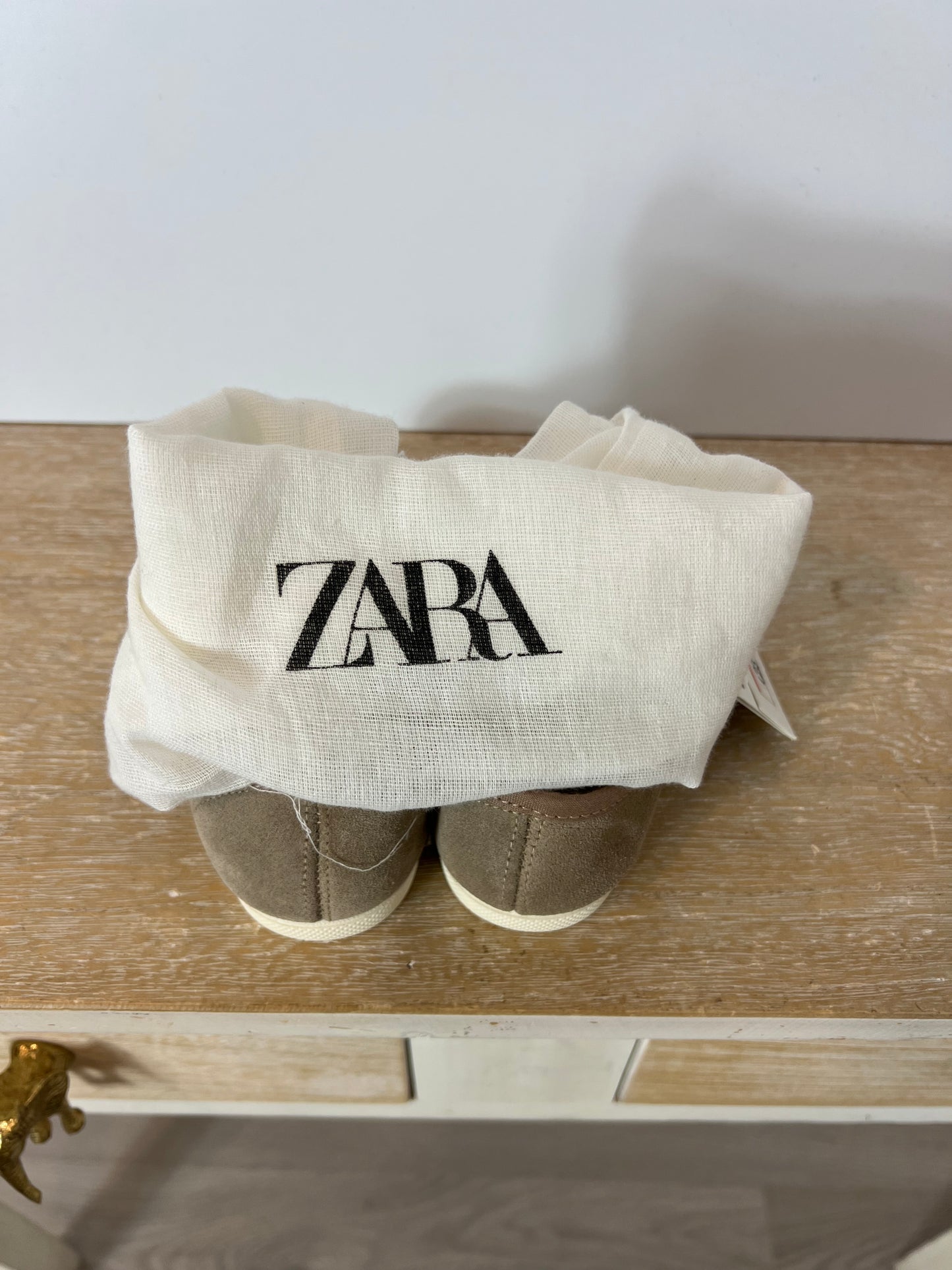ZARA. Beige textured sneakers with Velcro. Size 25