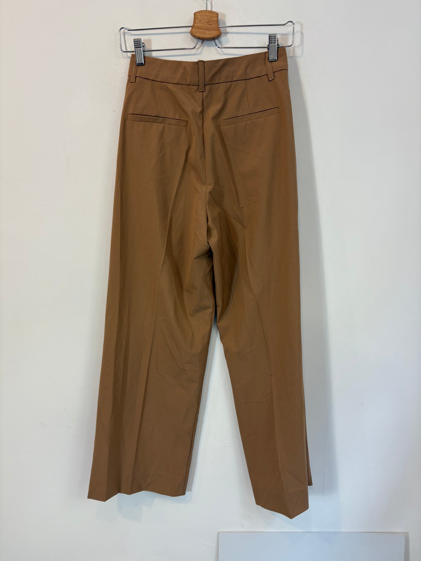 ZARA. Pantalón camel pinzas