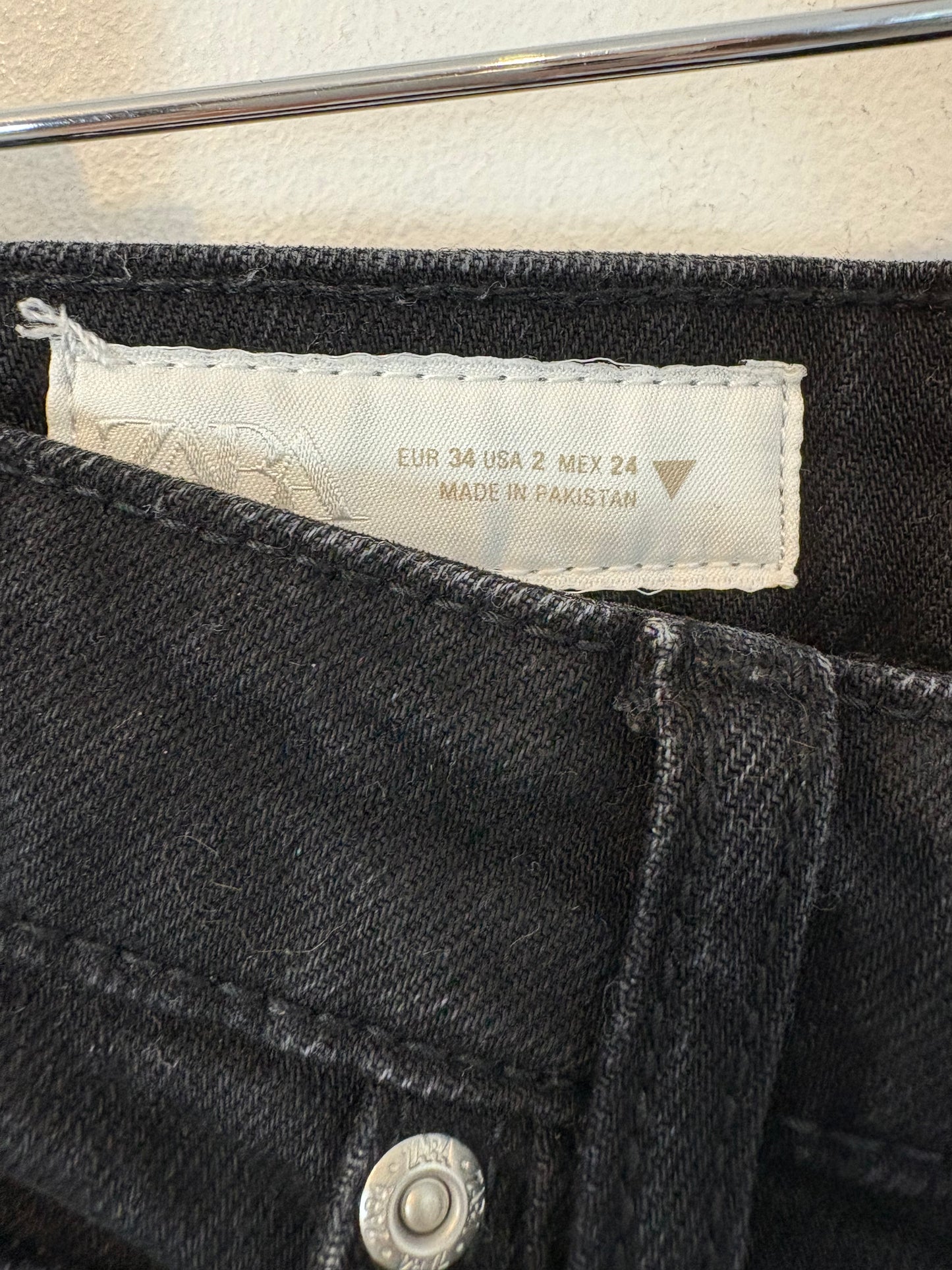 ZARA. Denim negro recto