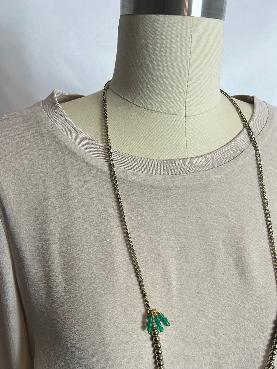 OTRAS. Collar plumas moaradas