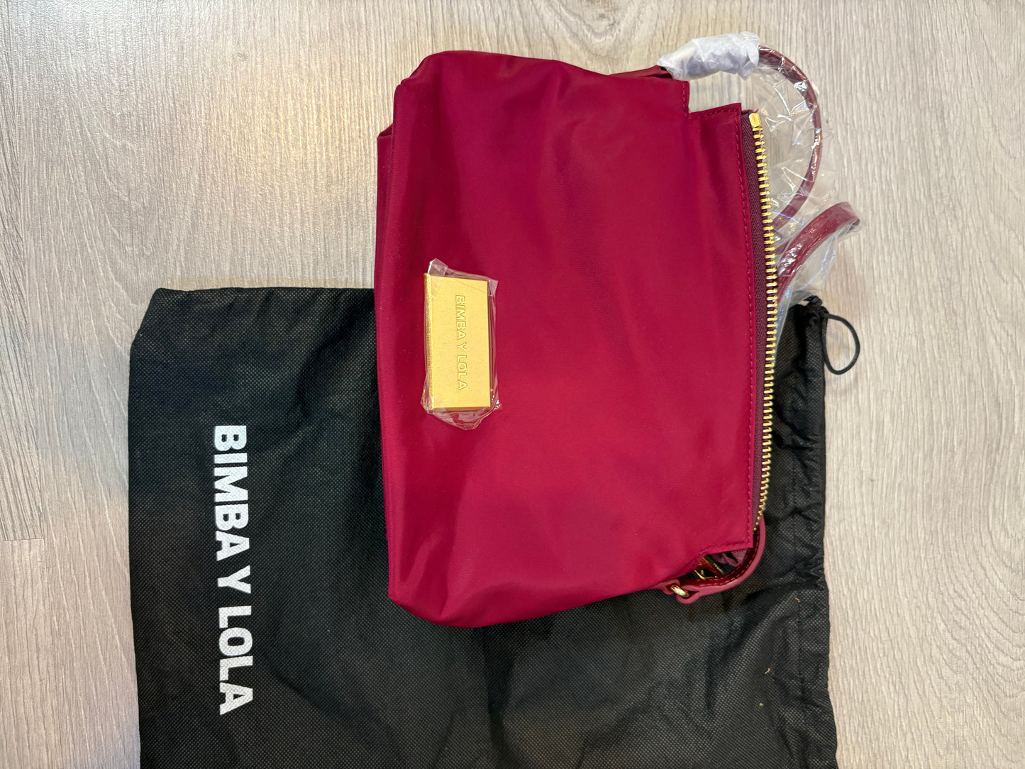 BIMBA Y LOLA. Bolso tela burdeos