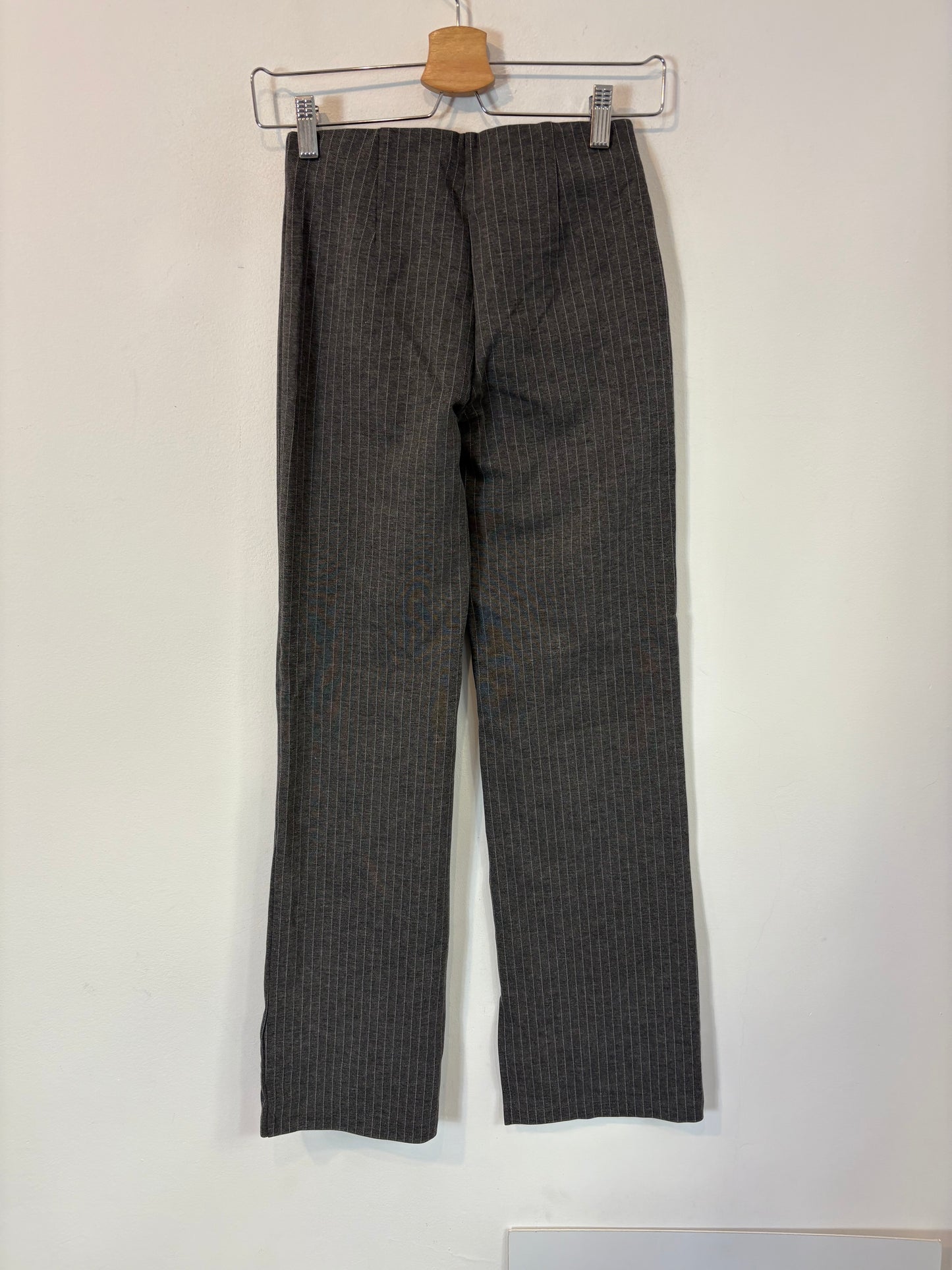 MANGO. Total look gris raya diplomática