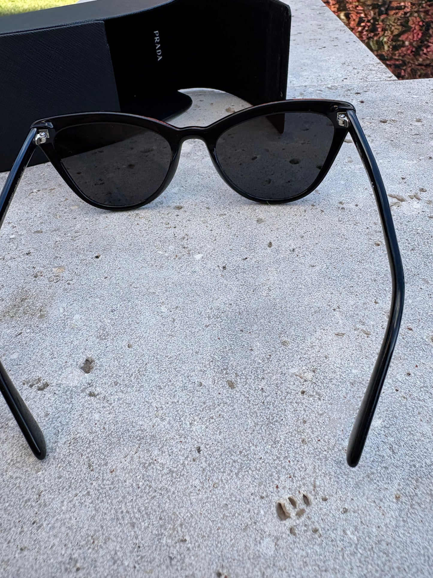 PRADA. Gafas de sol negras