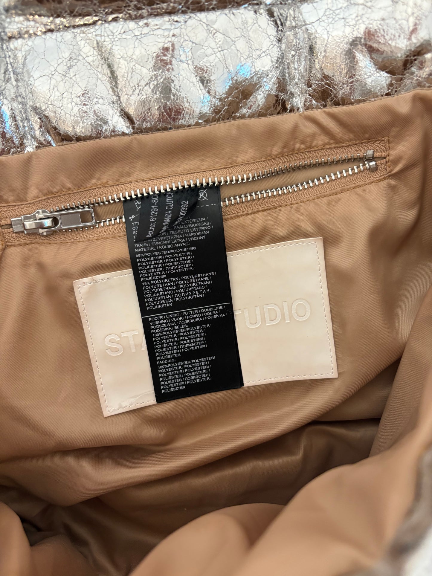 STAND STUDIO. Bolso plateado acolchado